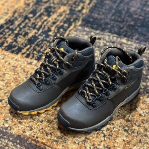 NWT Unisex Youth Columbia Hiking Shoe